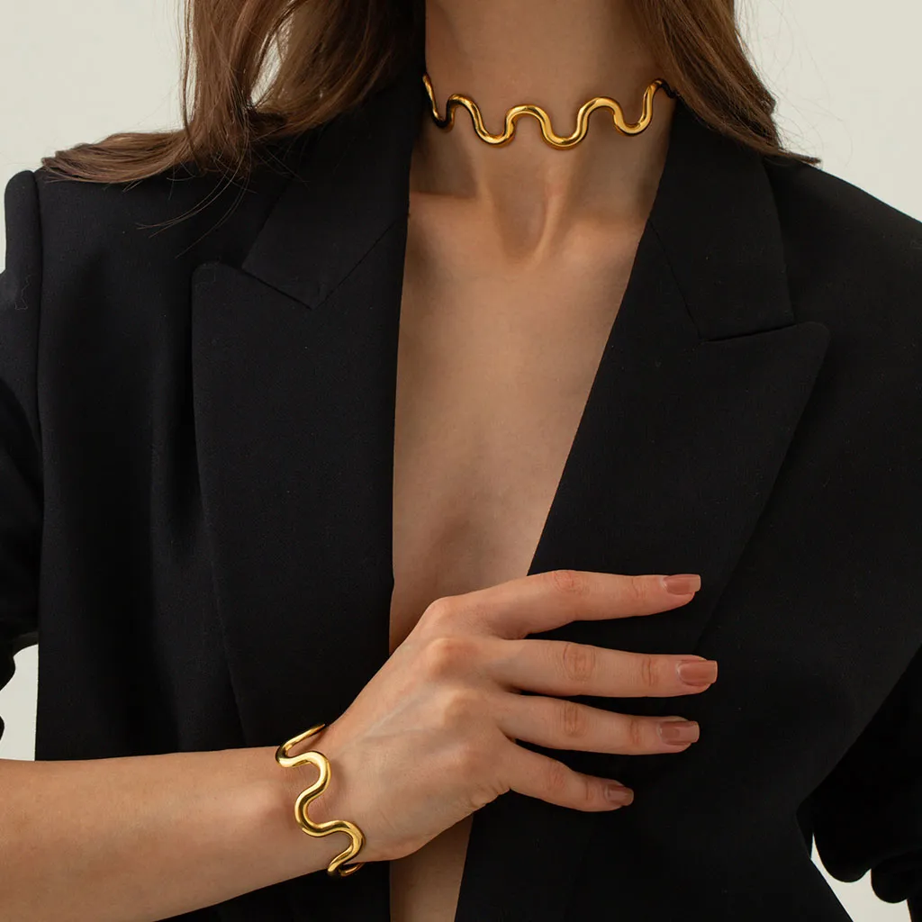 Easy To Wear Unique 18K Gold Plated Wavy Wire Slider Collar Necklace