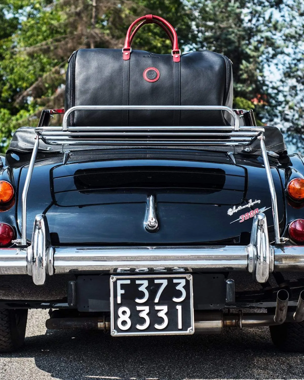 GLOBETROTTER - Full-grain Leather Weekender Garment Bag - Black/Red