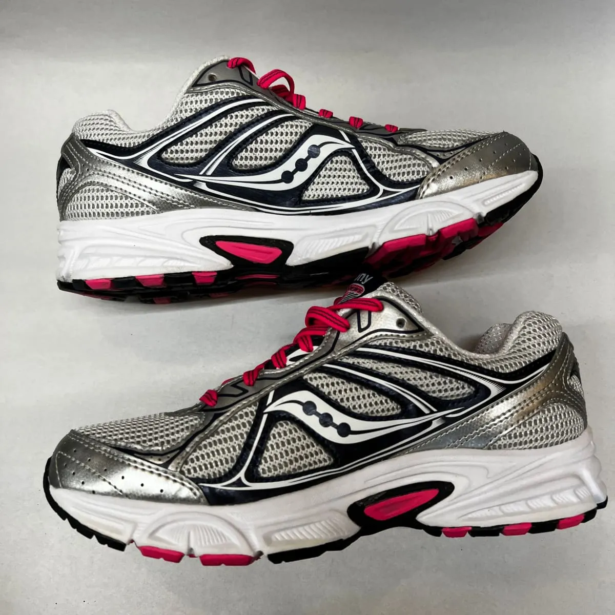 Women's Saucony •Cohesion 7• Running Shoe Silver/Pink 8 Wide - Preowned