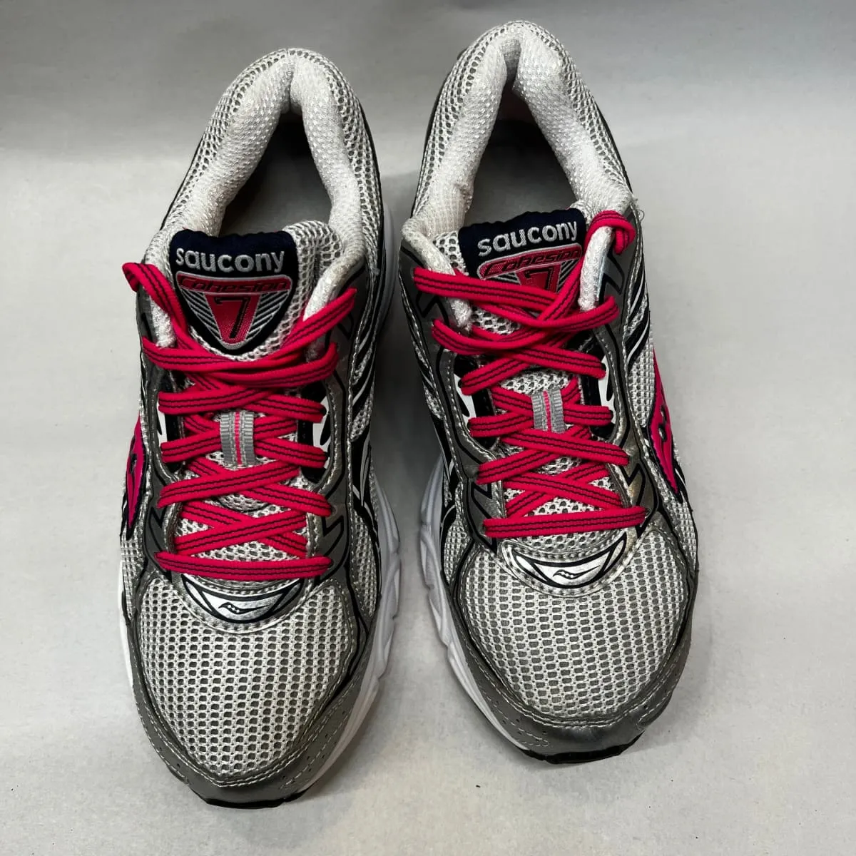 Women's Saucony •Cohesion 7• Running Shoe Silver/Pink 8 Wide - Preowned